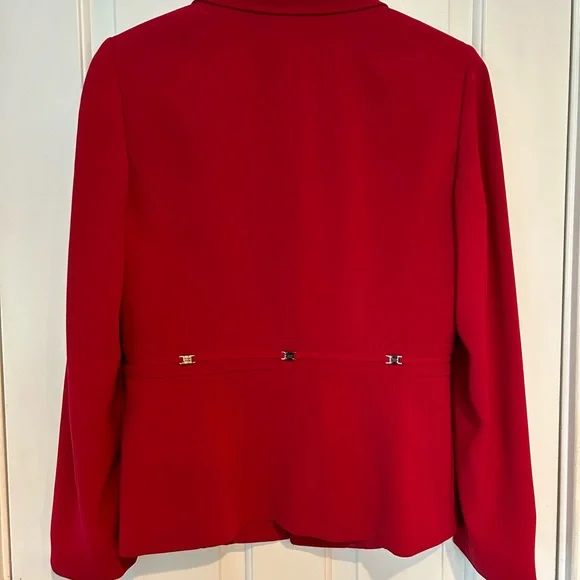 Tahari beautiful deep red women’s blazer jacket. flattering cut-style - size 8 - Picture 6 of 14